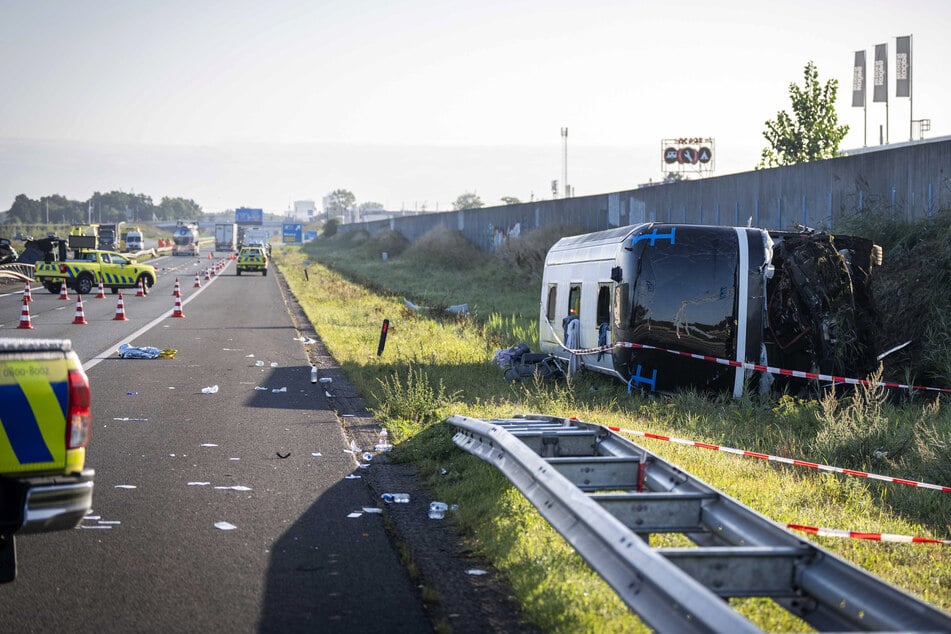 Der Bus ist auf einen Kleintransporter geprallt und dann durch die Leitplanke gekracht.