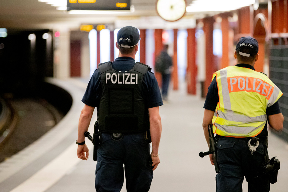 Die Bundespolizei hat am Bahnhof in Stendal einen seit Jahren gesuchten Mann festgenommen. (Symbolbild)