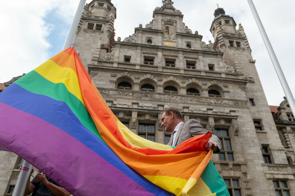 Am Mittwochnachmittag hisste Leipzigs OB Burkhard Jung (63, SPD) die Regenbogenflagge vor dem Leipziger Rathaus - ein Symbol der Toleranz und Akzeptanz der Vielfalt von Lebensformen.