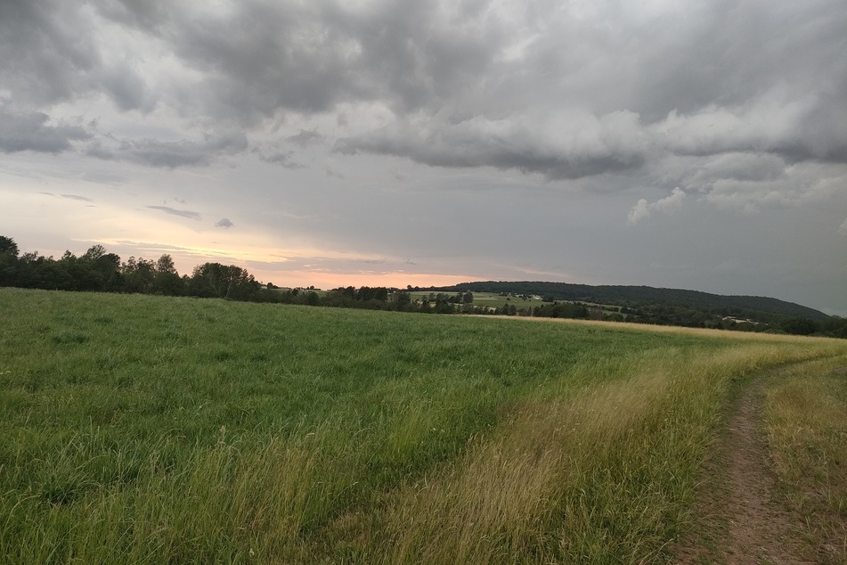 Örtlich können sich am Montag in Thüringen teils kräftige Gewitter bilden. (Symbolbild)