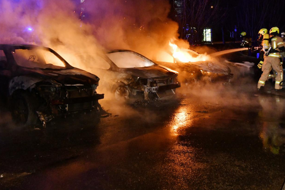 Feuerwehrleute bei den Löscharbeiten.