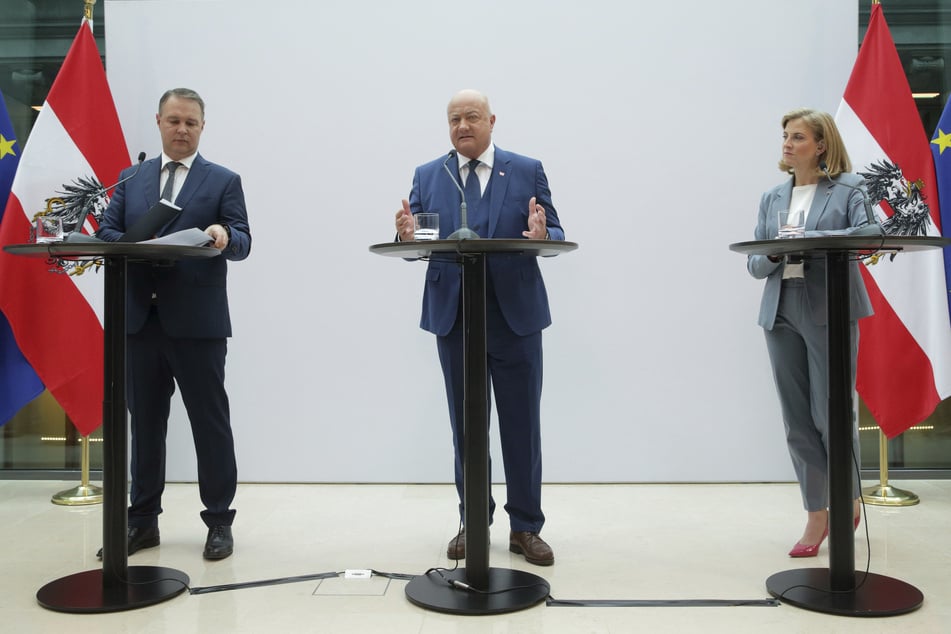 Die drei Parteien der Mitte unter der Führung von Andreas Babler (52, SPÖ, l.), Christian Stocker (65, ÖVP, M.) und Beate Meinl-Reisinger (47, NEOS, r.) haben sich auf die Anti-Terror-Maßnahmen geeinigt.