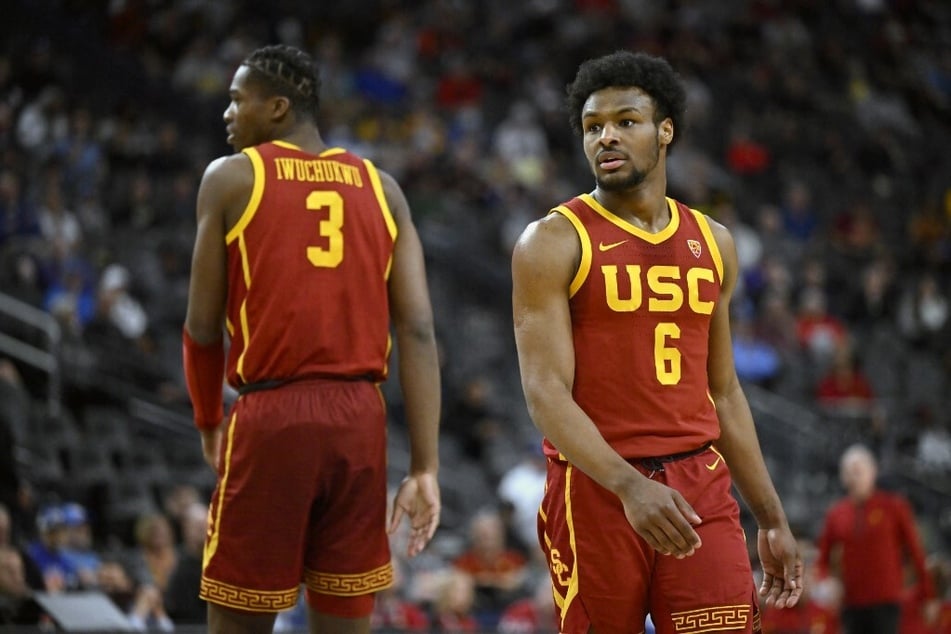 After a tough season that ended with a loss in the Pac-12 conference tournament, Bronny James (r.) now has to make the decision of whether to enter the NBA draft or return to USC.