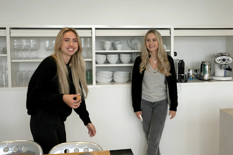 Shania (19) und Davina Geiss (20) üben in der neuen Folge "Davina &amp; Shania - We love Monaco" ihren Auftritt als Immobilienmaklerinnen.