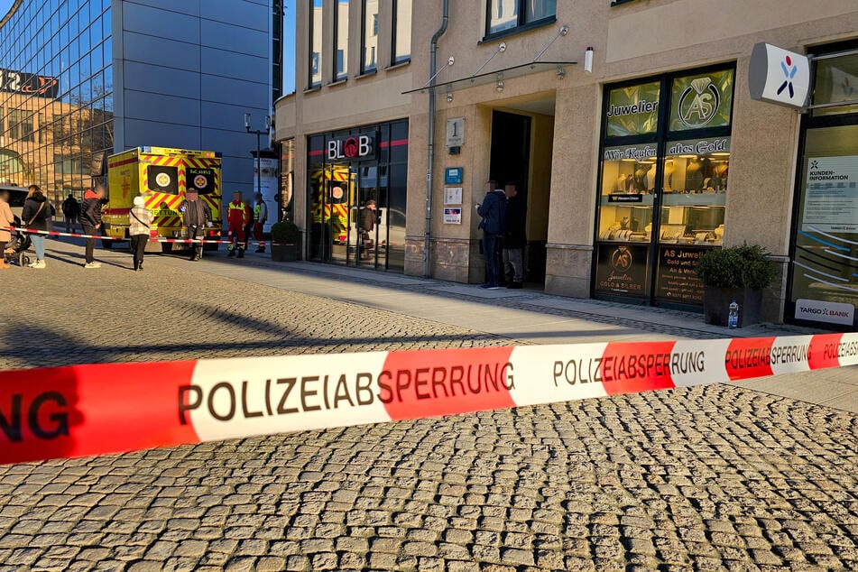 Der Juwelier in der Börnichsgasse wurde großräumig abgesperrt. Polizei und Rettungskräfte waren vor Ort.