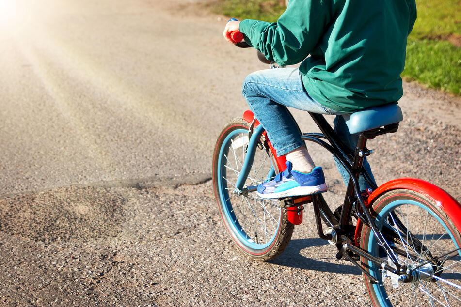 Der Junge war mit seinem Rad auf einer abschüssigen Straße unterwegs gewesen, als es zu dem Unfall kam. (Symbolbild)