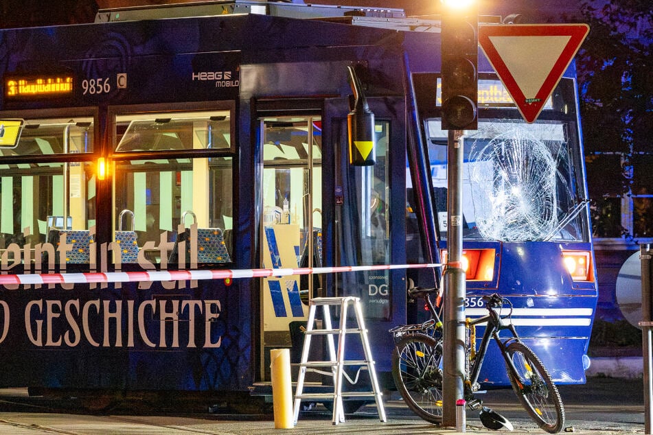 In Darmstadt ist es am Samstagabend zu einem Zusammenstoß zwischen einem Radfahrer (40) und einer Straßenbahn gekommen.