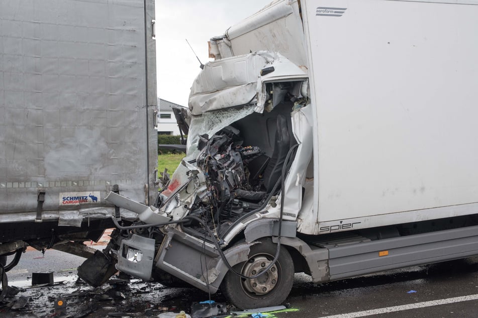 Unfall A4: Transporter fährt Sattelschlepper auf: Schock-Unfall auf A4 endet tödlich