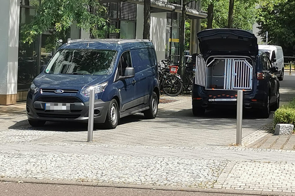 Die Polizei setzte Spürhunde bei der Durchsuchung des Gebäudes ein.
