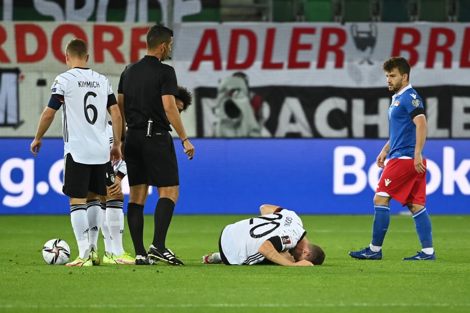 Deutschlands Linksverteidiger Robin Gosens (27, 2.v.r.) musste gegen Liechtenstein ordentlich einstecken. Wegen einer Kapselverletzung wird er am Sonntag fehlen.