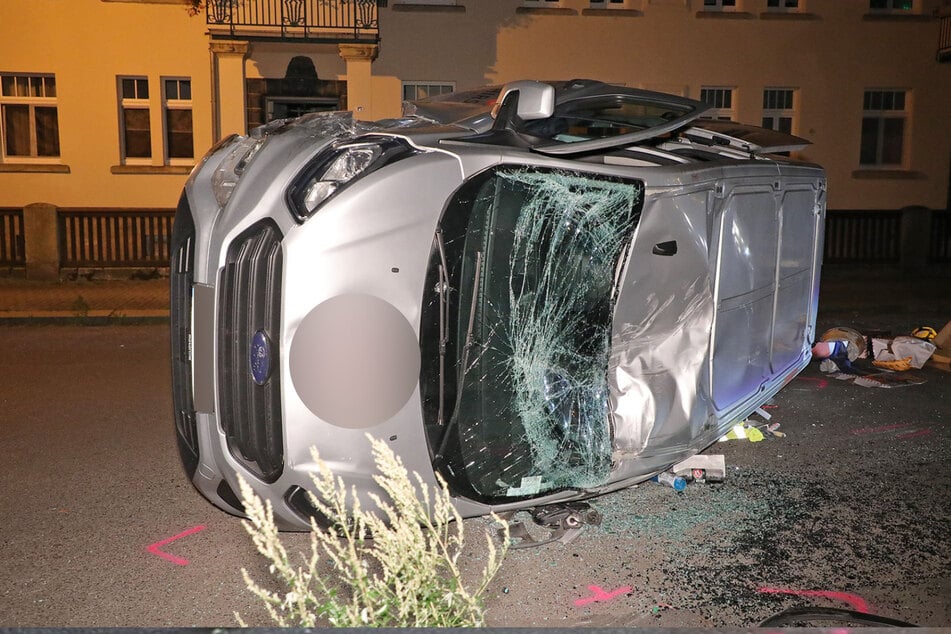 Der Kleintransporter richtete in der Georg-Marwitz-Straße erhebliche Schäden an.