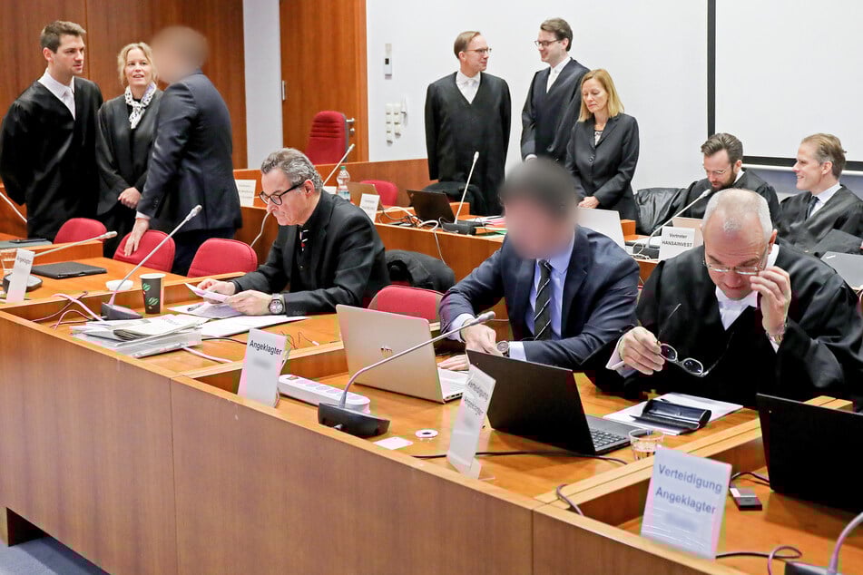 Den beiden angeklagten Ex-Aktienhändlern wird besonders schwere Steuerhinterziehung vorgeworfen. Sie sollen zwischen 2006 und 2011 einen Steuerschaden von mehr als 440 Millionen Euro verursacht haben.