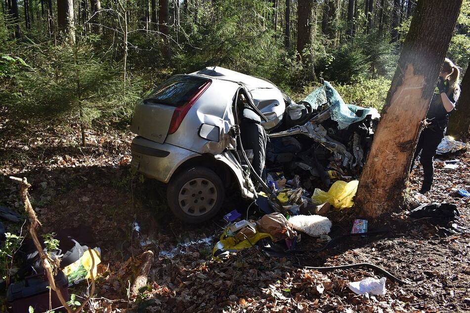 Auto in Wald geschleudert: Tödlicher Unfall in Stade