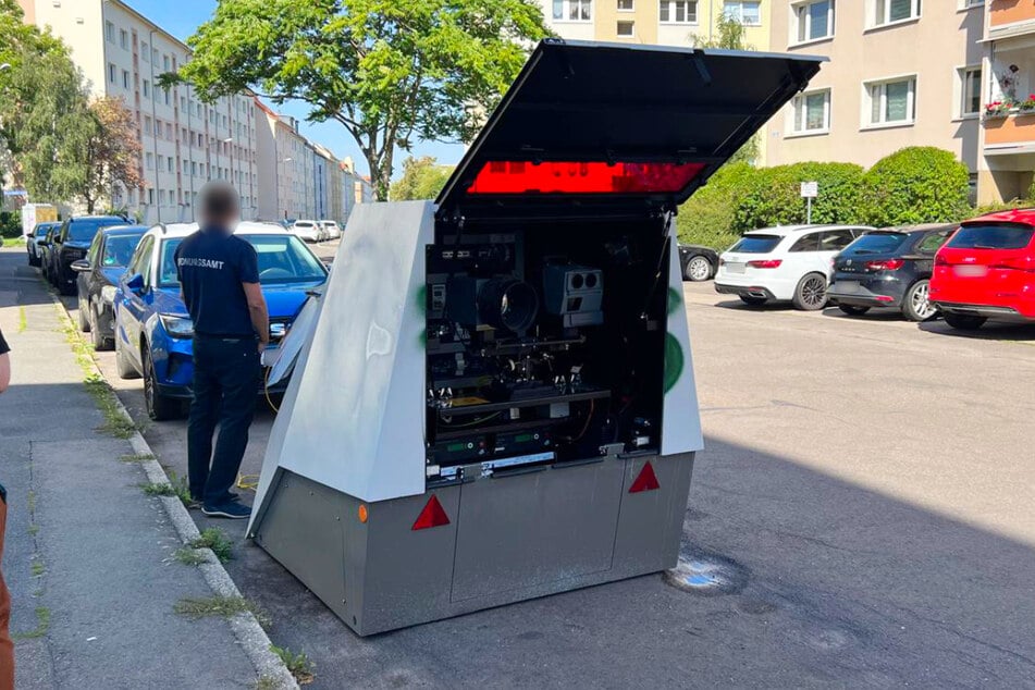 Mitarbeiter des Ordnungsamts testeten den Superblitzer am Donnerstag, bevor er in den Betrieb ging.