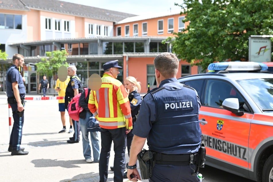 Zahlreiche Rettungskräfte sind vor Ort im Einsatz.