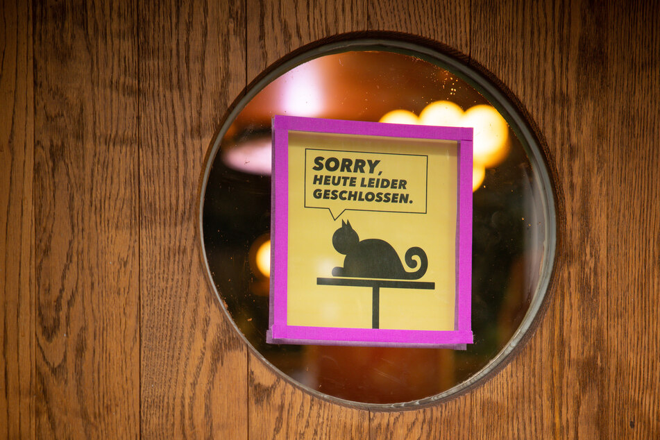 Ein Schild mit dem Text "Sorry, Heute leider geschlossen" hängt an der Tür.