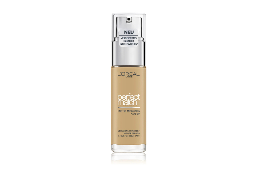 Das Perfect Match Make-Up-Mousse von L'Oréal Paris enthält golden schimmernde Reflexe.