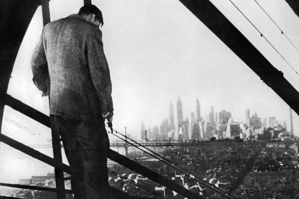 The Naked City, directed by Jules Dassin, was shot entirely on location in New York City.