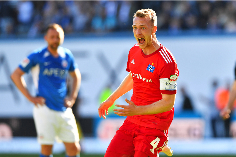 Kapitän Sebastian Schonlau (r.) brachte den Hamburger SV mit seinem Kopfballtor zum 2:1 auf die Siegerstraße.
