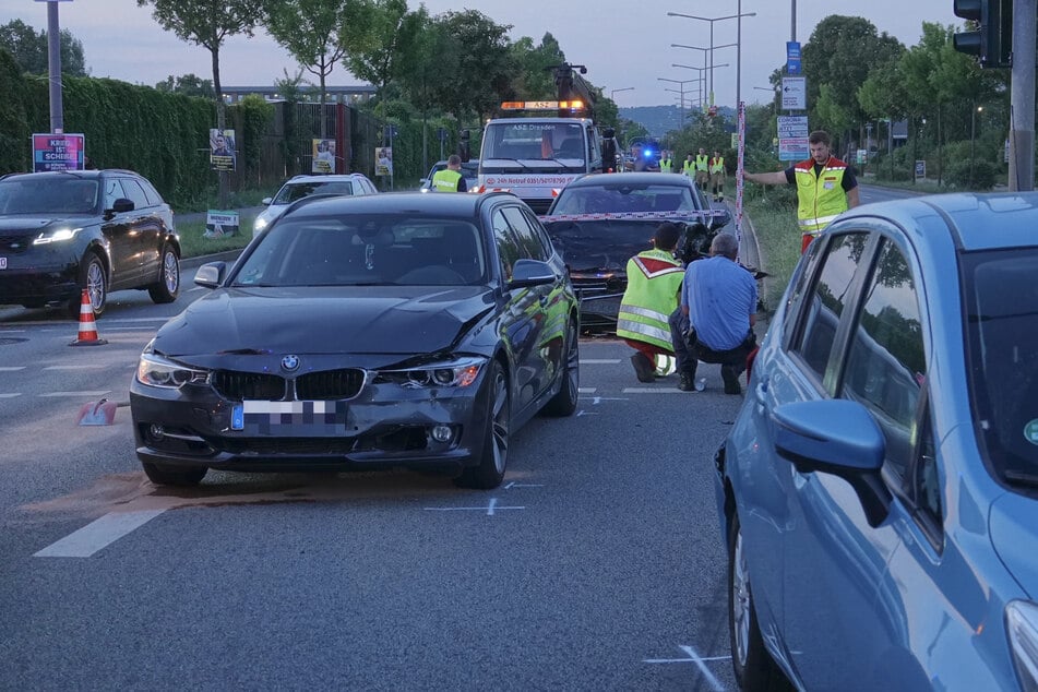 Der Verkehr musste an der Unfallstelle vorbeigeleitet werden, bis die beschädigten Autos von der Straße geräumt waren.