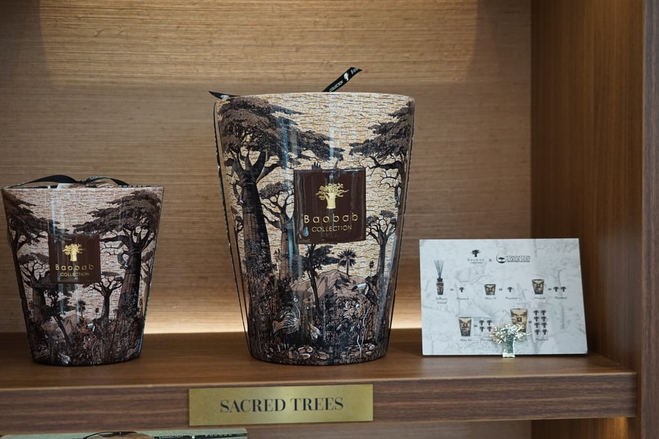 Zu den Klassikern gehört auch die "Sacred Trees"-Kollektion, auf dessen mundgeblasenen Gläsern sich auch wieder der Baobab-Baum wiederfindet. Pro verkaufter Kerze – abhängig von der Größe – wird eine bestimmte Anzahl der Affenbrotbäume in Afrika neu gepflanzt.