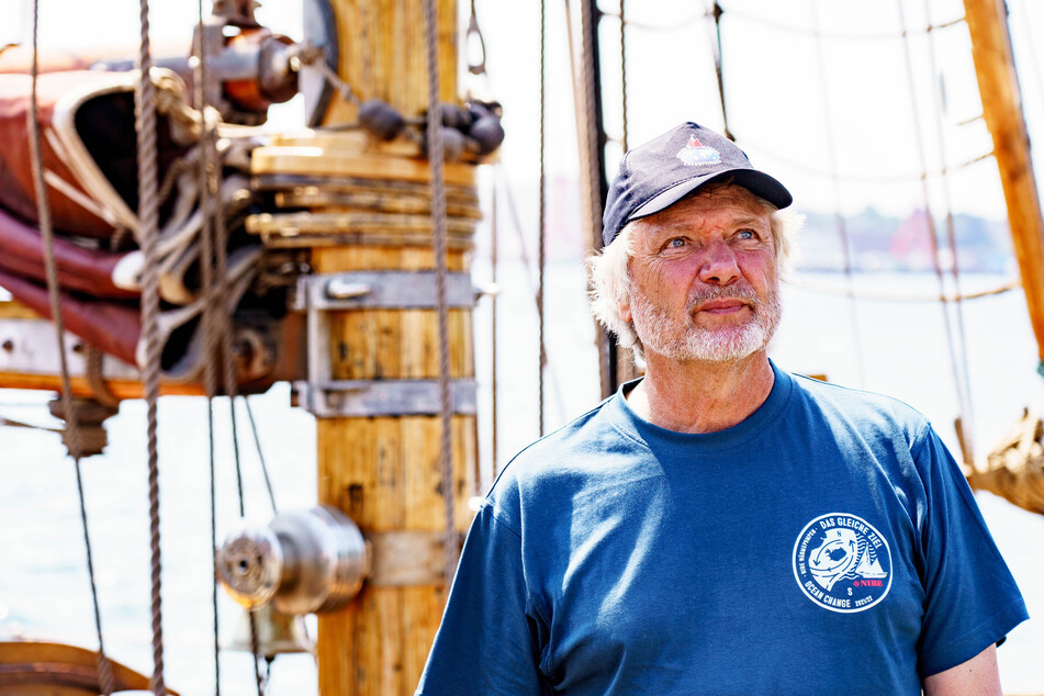 Arved Fuchs (69), Polarforscher und Buchautor, steht auf seinem Schiff, der "Dagmar Aeen" auf der Kieler Förde vor dem Start zur Expedition "Ocean Change".