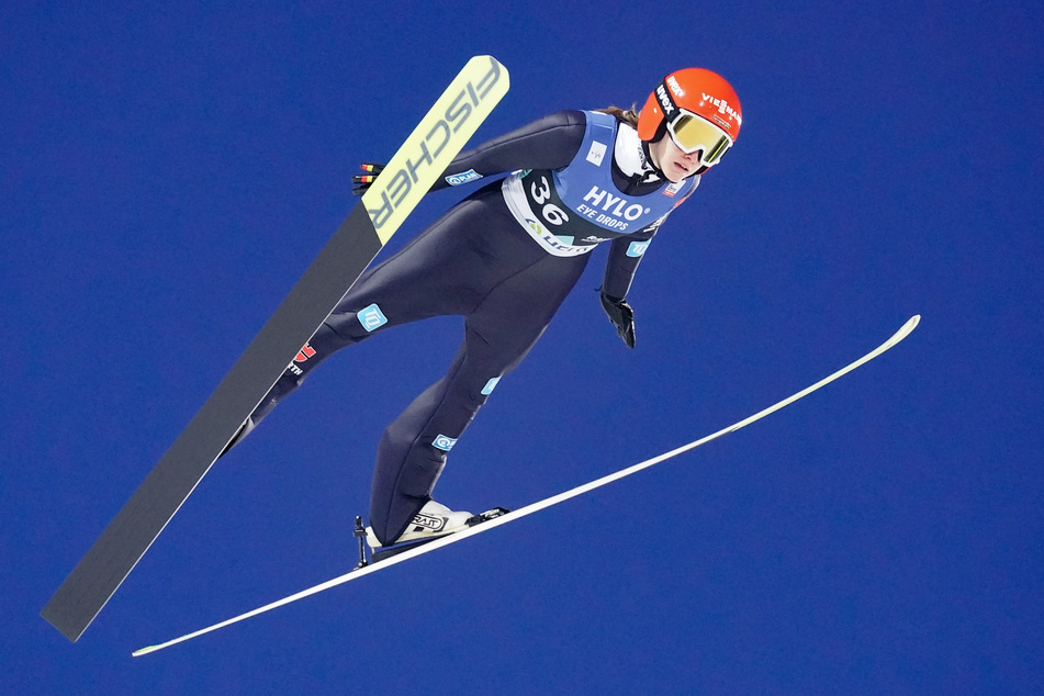 Skispringerin Selina Freitag (22) räumte beim Mixed-Team-Springen in Klingenthal (Vogtland) ab. (Archivbild)
