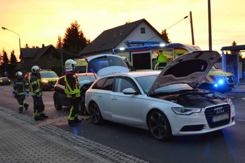 Vier Autos beschädigt - drei Personen verletzt: Übler Auffahrunfall bei Hoyerswerda