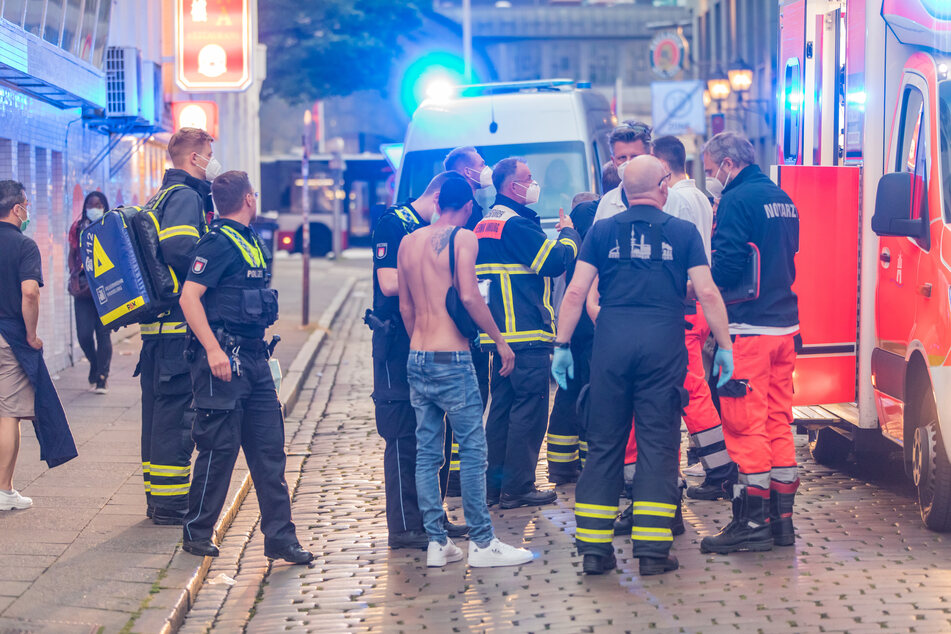 Ein 21-Jähriger hat am Sonntagabend vier Menschen mit einem Messer verletzt. Er wurde von der Polizei festgenommen.