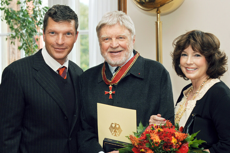 Hardy Krüger (†93), sein Sohn Hardy Krüger Junior (53, l.) und seine Frau Anita Park freuen sich über das Große Verdienstkreuz des Verdienstordens der Bundesrepublik für den Schauspieler und Schriftsteller.