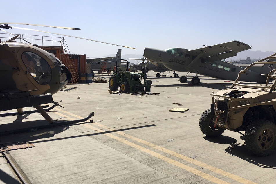 Beschädigte Militärflugzeuge stehen auf dem internationalen Flughafen Hamid Karzai. Es seien "ernsthafte Schritte" für den Wiederaufbau unternommen worden.