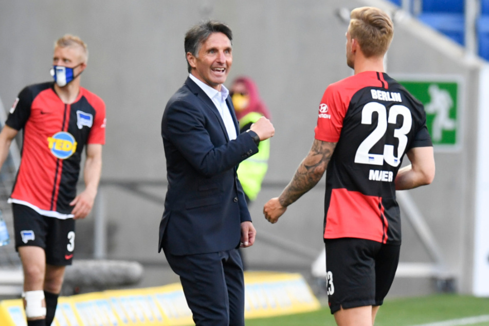 Bruno Labbadia klatscht mit Arne Maier ab.