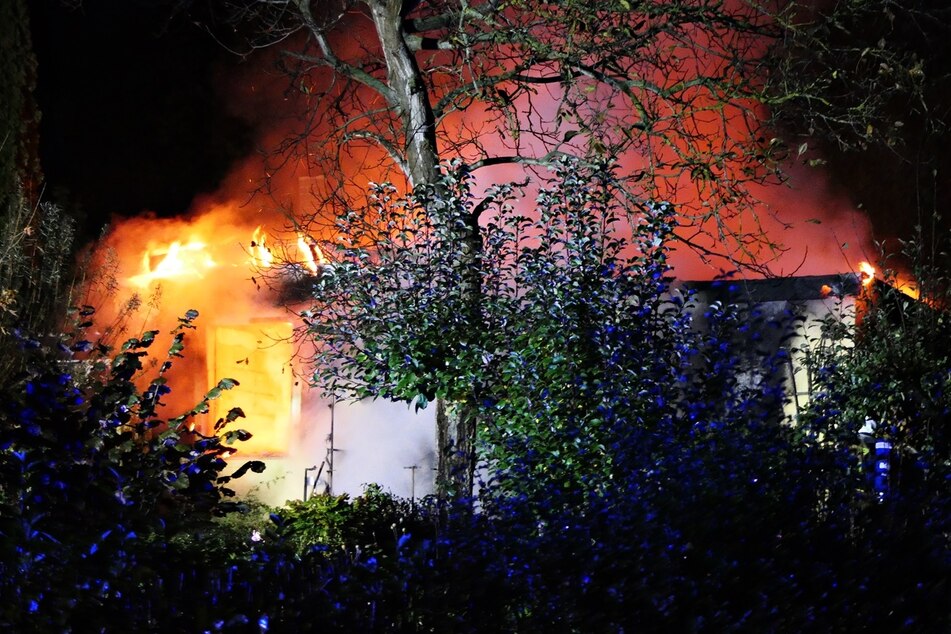 Eine Laube in Grimma stand am frühen Freitagmorgen in Vollbrand.