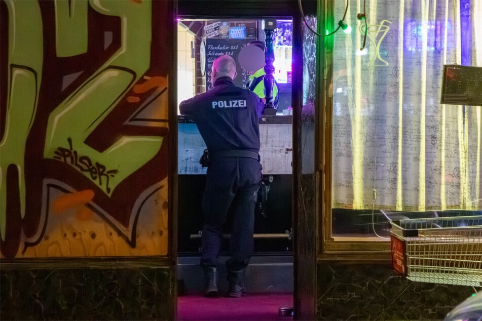 Direkt als die Polizisten die Kneipe betreten hatten, versuchten zwei Personen zu fliehen.