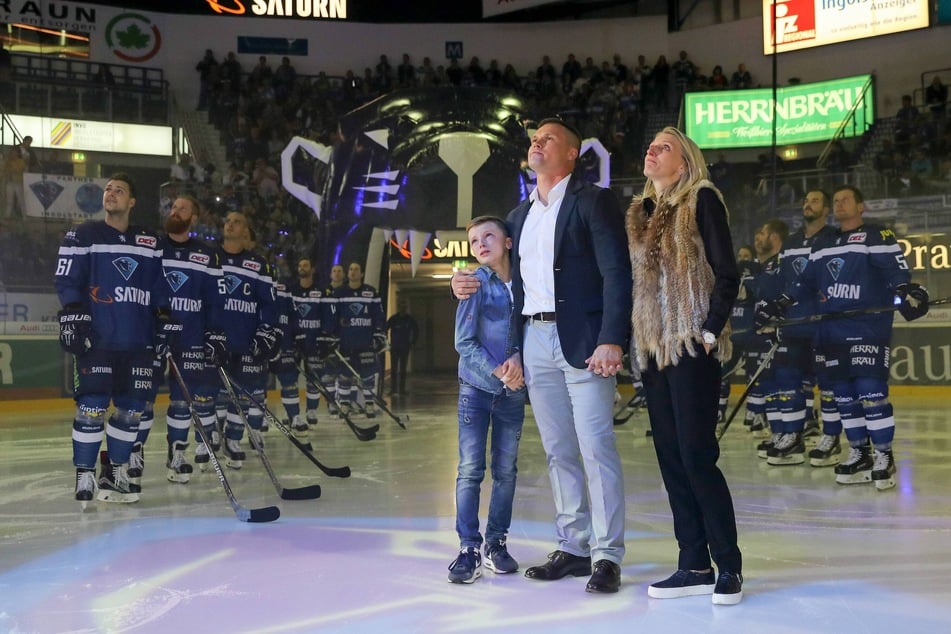 DEL-Legende Jakub Ficenec (49, M.) im September 2016 bei seiner emotionalen Verabschiedung in Ingolstadt mit seinem Sohn Jacob im Arm (l.). Sein Trikot mit der Nummer 38 hängt unterm Hallendach.