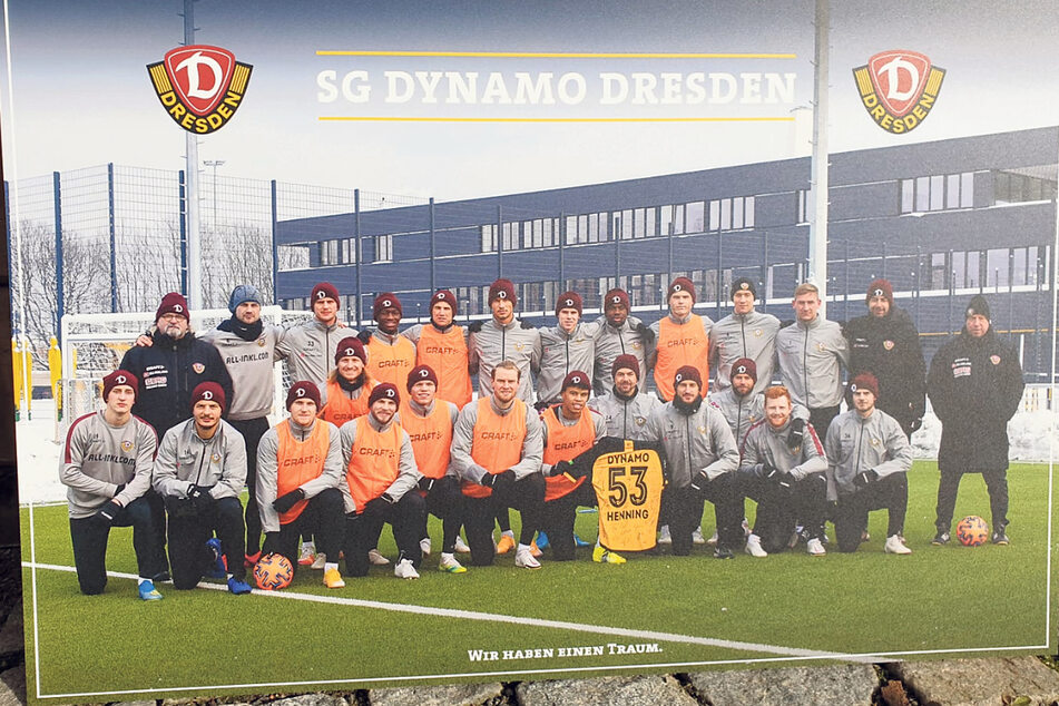 Die Dynamos ließen sich samt Trikot für Henning fotografieren.