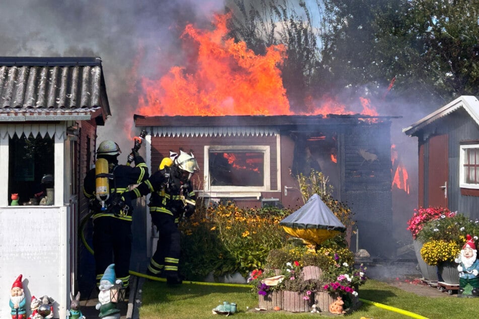 Die Feuerwehr ist seit Mittwochvormittag in einem Kleingartenverein in Hamburg im Einsatz. Dort ist eine Gartenlaube in Brand geraten.