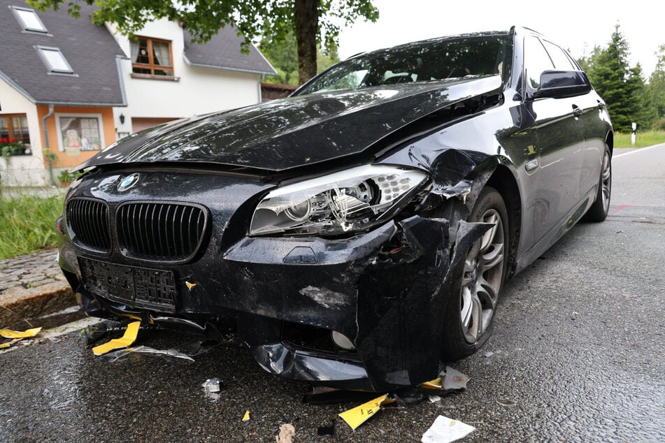 Der BMW krachte mit dem Motorrad zusammen.