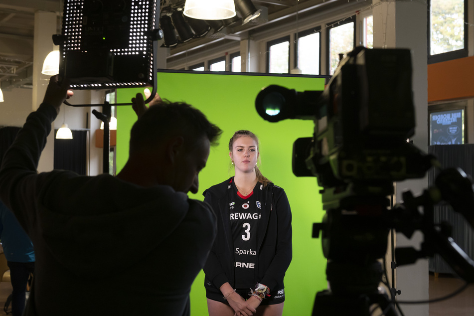 Emma Cyris steht für ihren Videoauftritt vor der Kamera.
