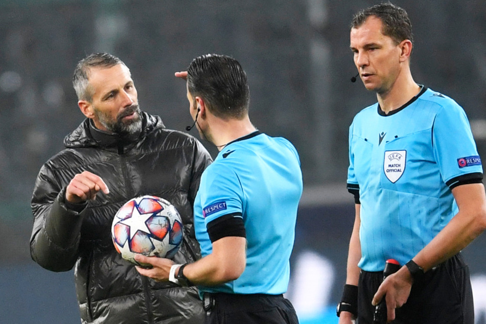 BMG-Coach Marco Rose (44, l.) sprach nach Abpfiff erhitzt mit Schiedsrichter Danny Makkelie (37, M.) über die spielentscheidenden Szenen.