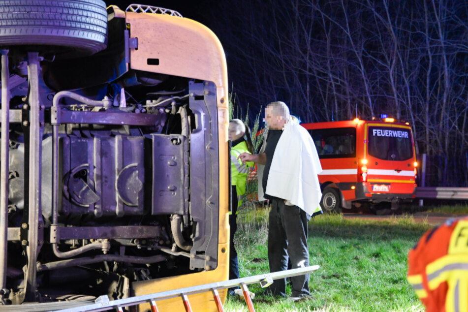 Der Mann stand bereits neben seinem Fahrzeug, als die Rettungskräfte eintrafen.