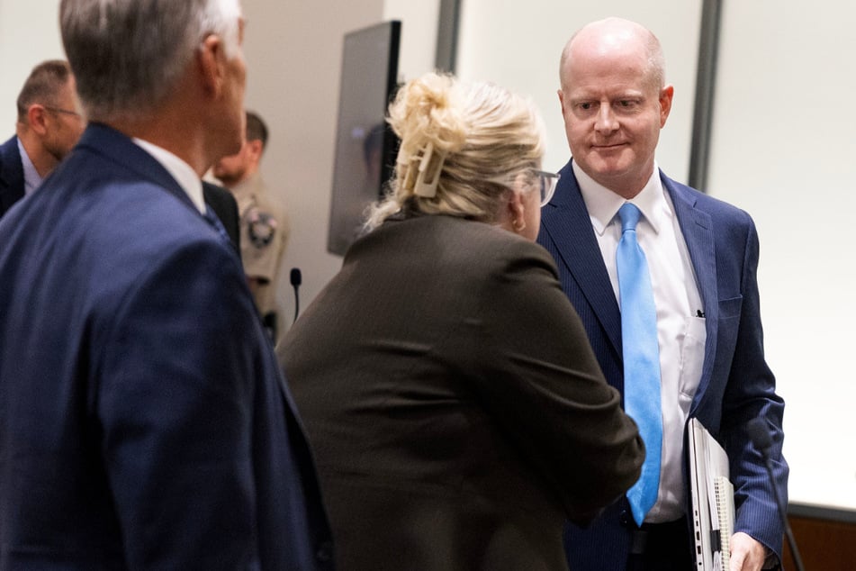 Staatsanwalt Chad Grunander (r.) trifft sich mit Verteidigerin Kathryn Nester nach einer Anhörung zur Klageverzichtserklärung für Robinson.
