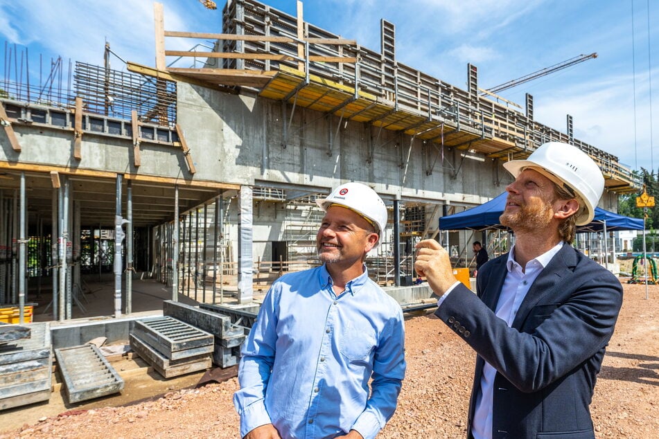Der neue Schwimmsportkomplex Bernsdorf war eines der "Leuchtturm"-Projekte von Baubürgermeister Michael Stötzer (52, Grüne, r.), hier mit Zimmerer Jürgen Scharnagl (l.).