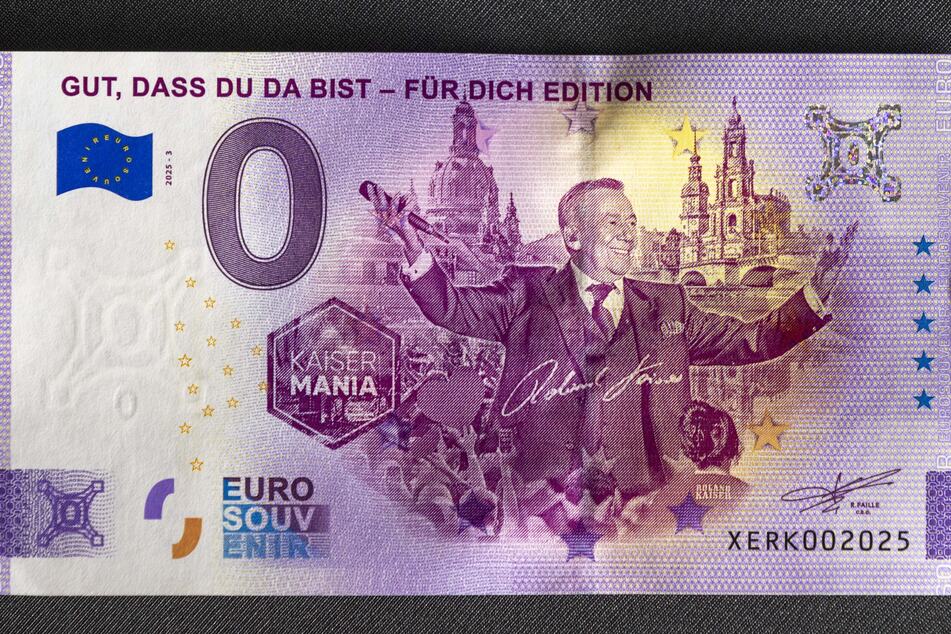 Der Null-Euro-Schein zeigt Roland Kaiser inmitten seiner Fans.