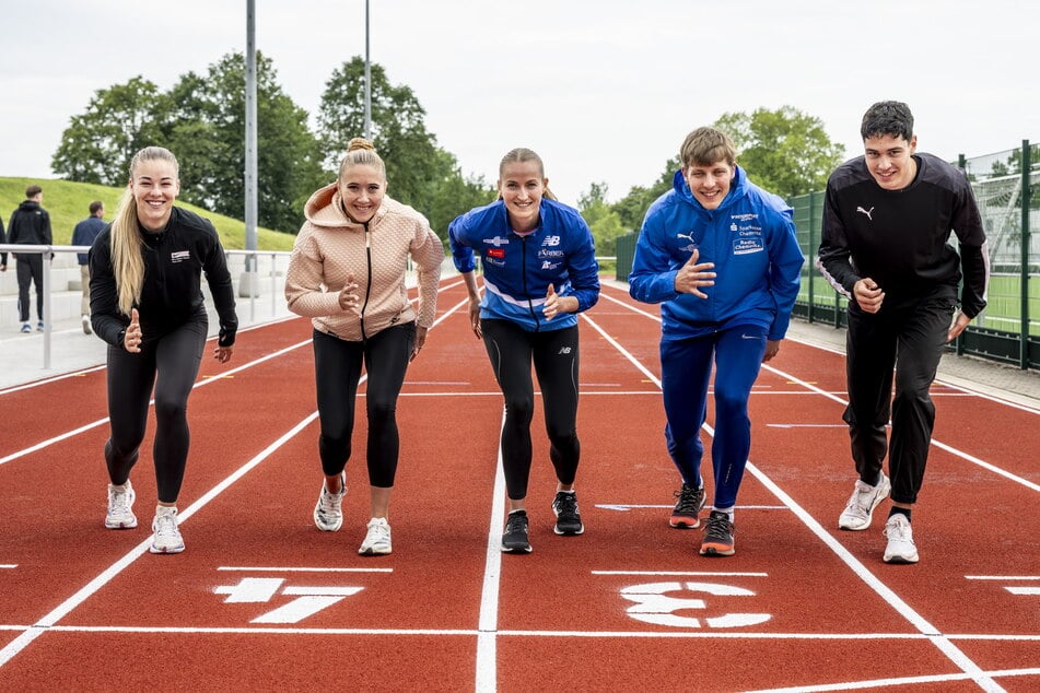 Die Sportler Laura Mier, Rebekka Haase, Corinna Schwab, Max Heß und Steven Freund (v.l.) freuen sich über die neuen Laufbahnen.