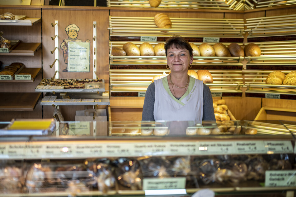 Bäckerin Ines Luckner (55) in ihrem geöffneten Laden.