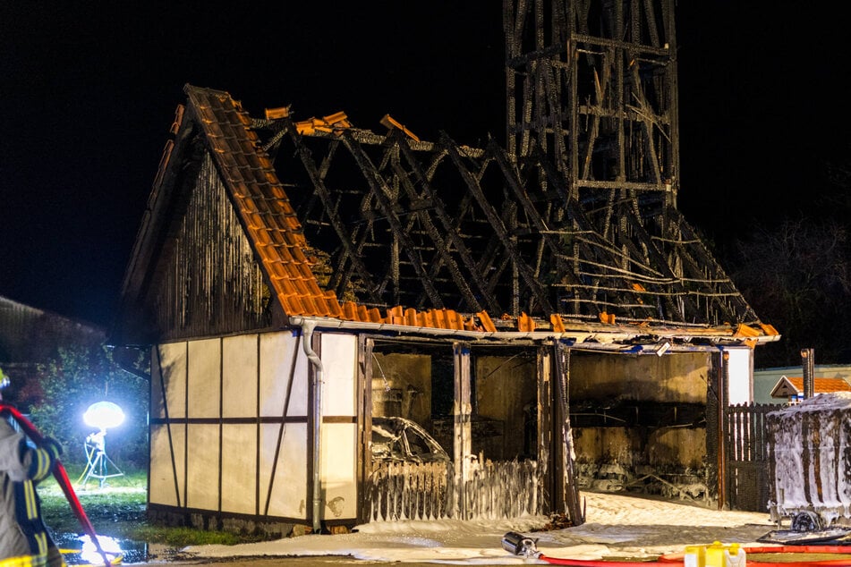 Feuerwehrhaus brennt lichterloh – Einsatzkräfte kämpfen um ihre eigene Wache!