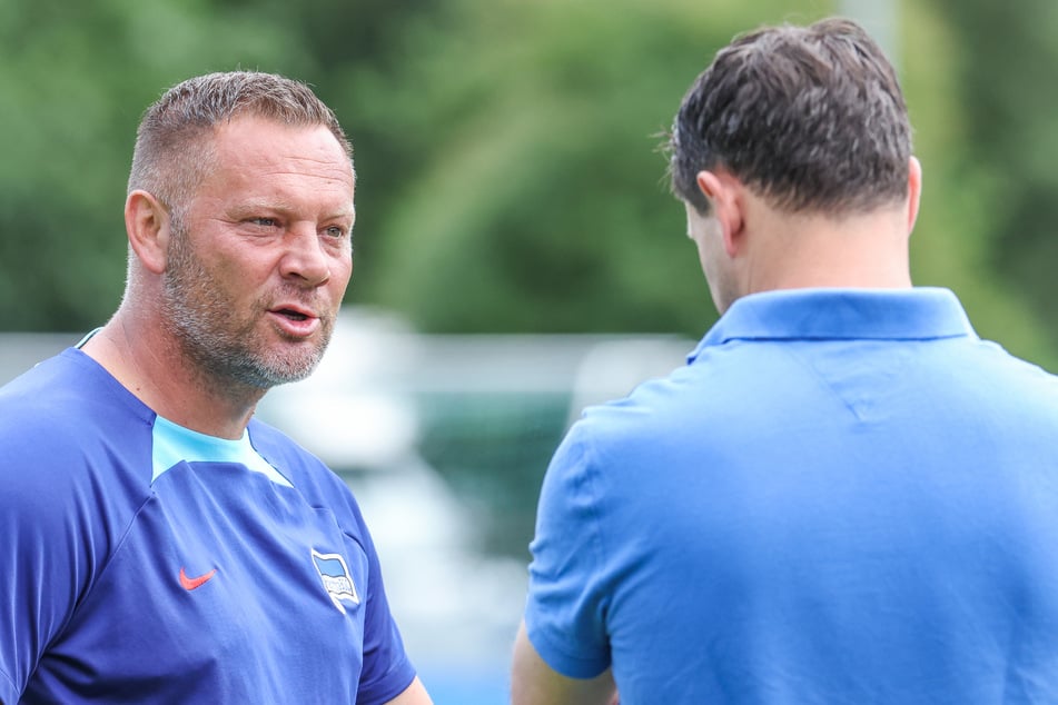 Hertha-Trainer Pal Dardai (47, l.) spricht mit Sportdirektor Benjamin Weber.