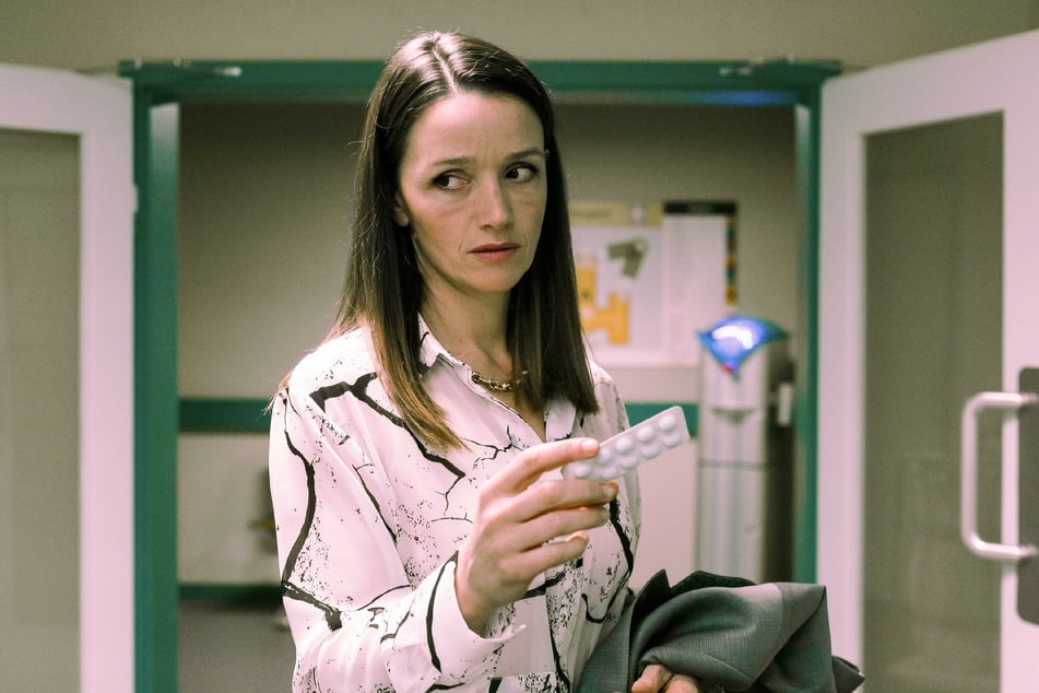 Jenny Steinkamp (Kaja Schmidt-Tychsen) findet in Georgs Jackett einen Medikamentenblister mit einem anderen Namen und zählt eins und eins zusammen.