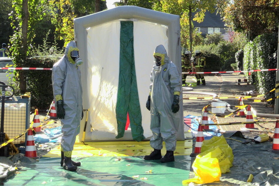 Mit besonderer Ausrüstung bereiteten sich die Spezialkräfte auf den Einsatz vor.